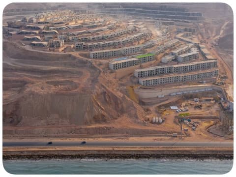 المونت جلالة خلال مراحل التشييد الأولى للمشروع