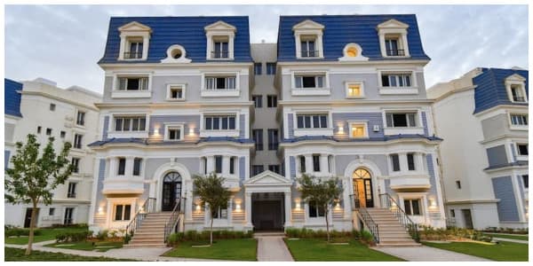 صورة توضح واجهة إحدى الوحدات في كمبوند ماونتن فيو اي سيتي بالقاهرة الجديدة.