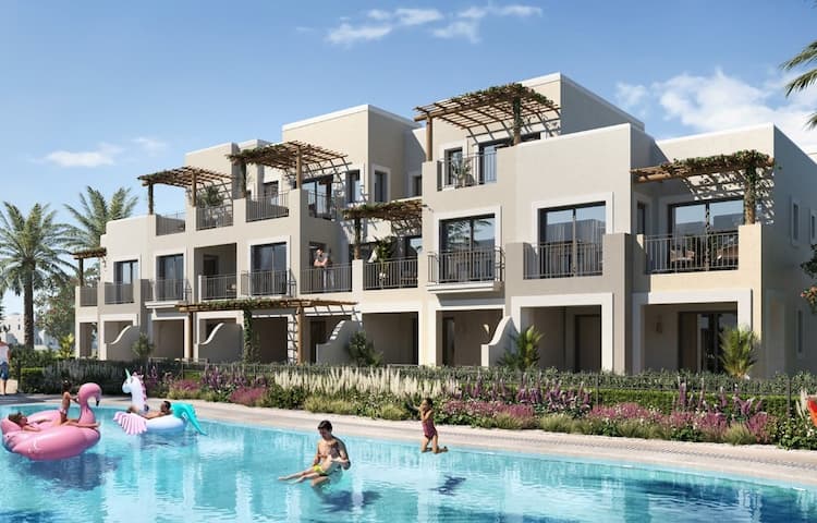 صورة لحمام سباحة أمام وحدة بقرية مراسي بالساحل الشمالي.