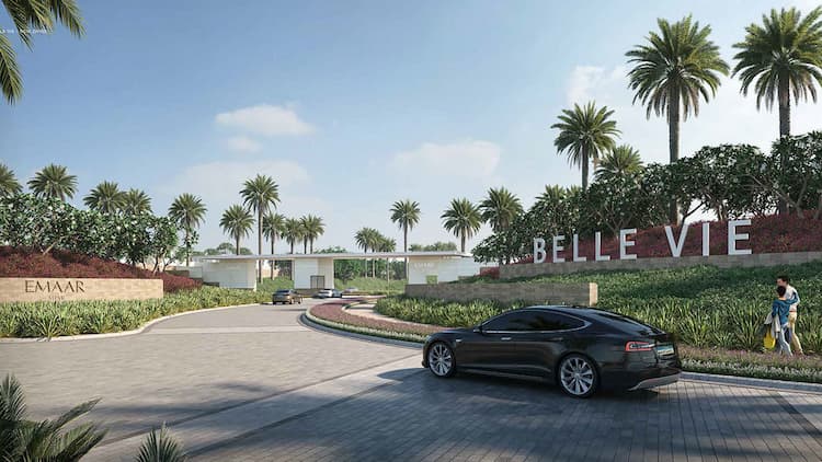 سيارة بأحد شوارع كمبوند بيل زايد