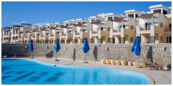 صف من الشاليهات في منتجع بلو بلو السخنة