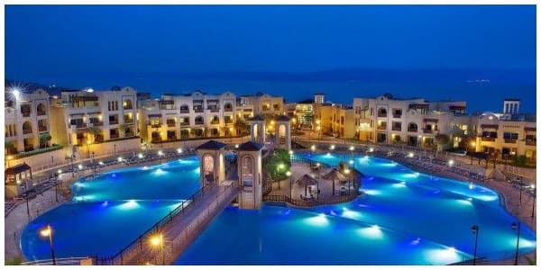 اضاءة ليلة لقرية بلو بلو