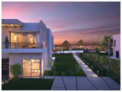 أهرامات الجيزة كما تبدو في الأفق من داخل كمبوند الهضبة