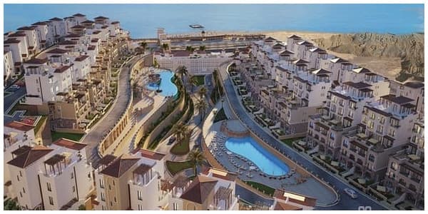 اطلالة من مرتفع على شاليهات في قرية جبال السخنة