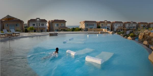 حمامات السباحة داخل قرية تلال الساحل الشمالي