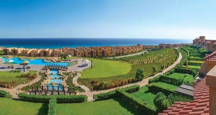 صورة المساحات الخضراء بقرية تلال العين السخنة.